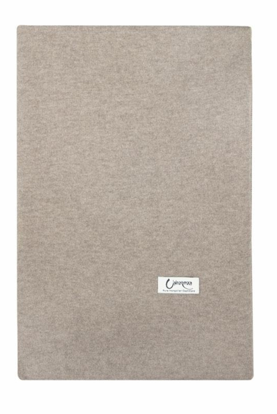 Det store naturfarvede cashmere tørklæde i mørk gråbeige ligger fladt.