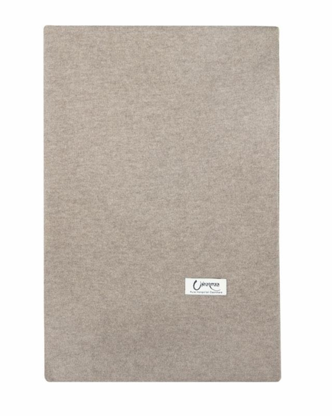 Det store naturfarvede cashmere tørklæde i mørk gråbeige ligger fladt.