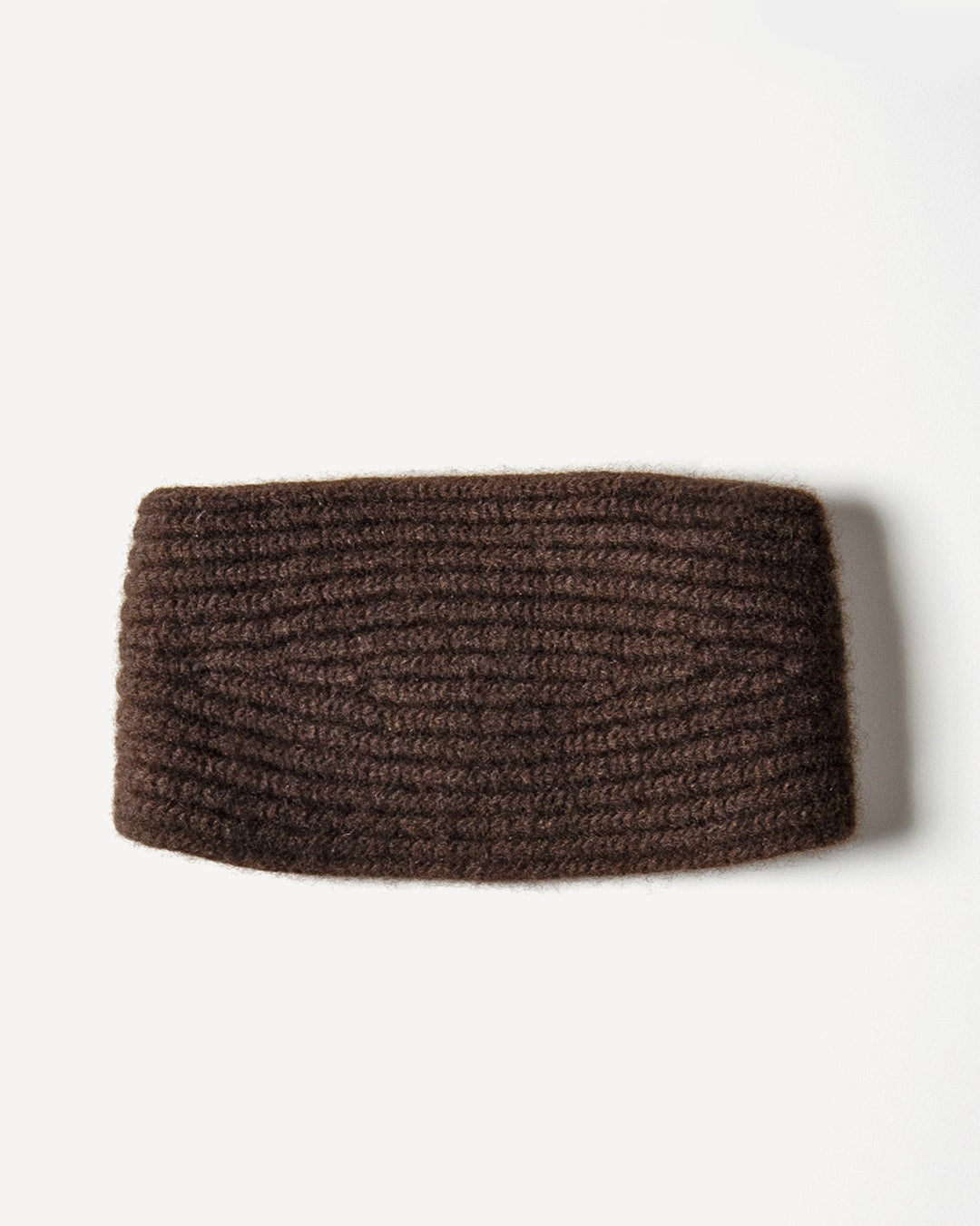 Suvd pandebånd i natural dark brown, set bagfra, på lys baggrund