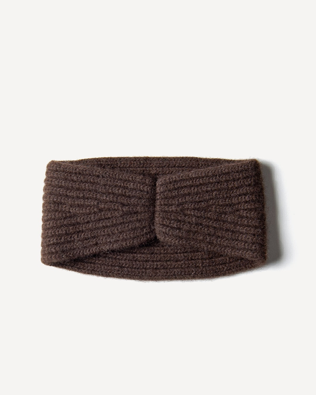 Suvd pandebånd i natural dark brown, på lys baggrund