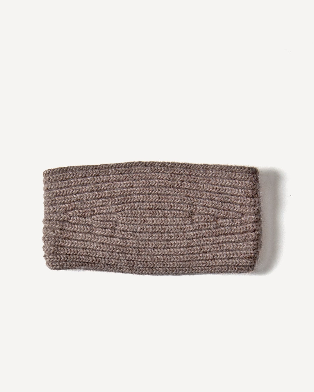 Suvd pandebånd i natural platinum grey, set bagfra, på lys baggrund