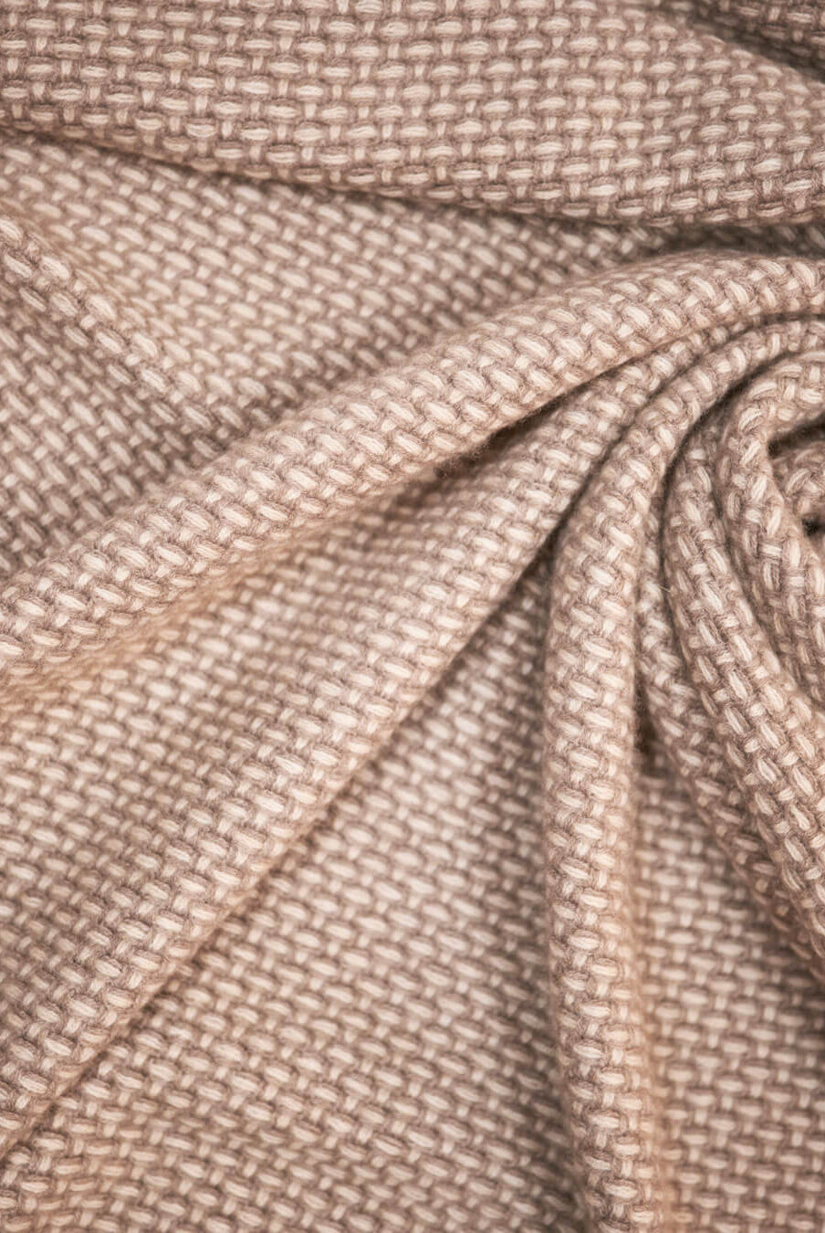 Nærbillede af Taiga cashmere plaid med tydelig tekstur i beige nuancer.
