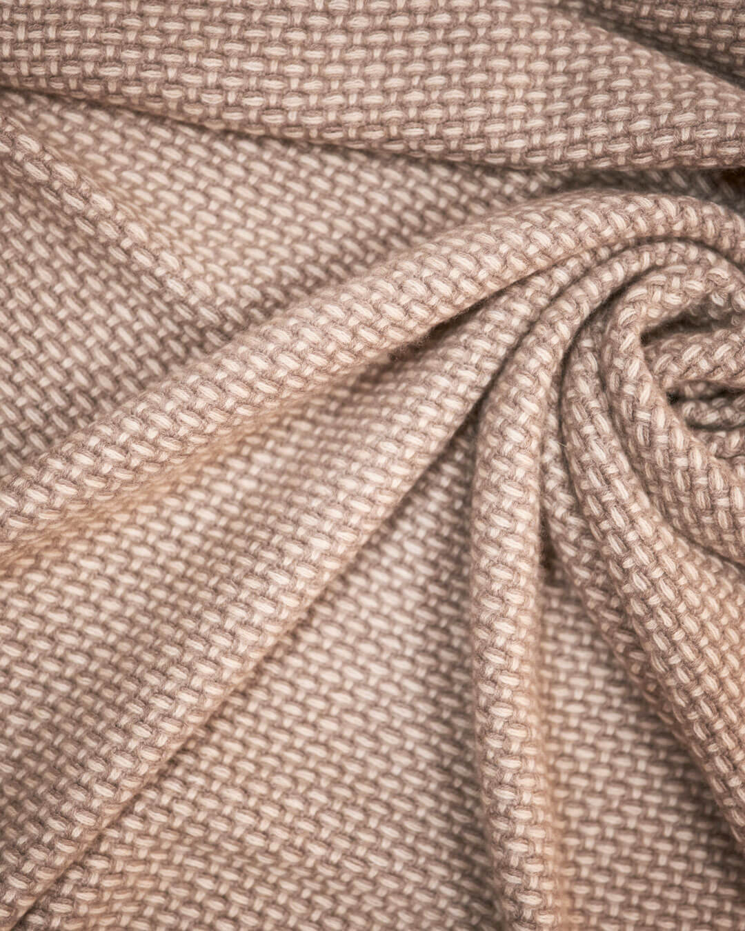 Nærbillede af Taiga cashmere plaid med tydelig tekstur i beige nuancer.