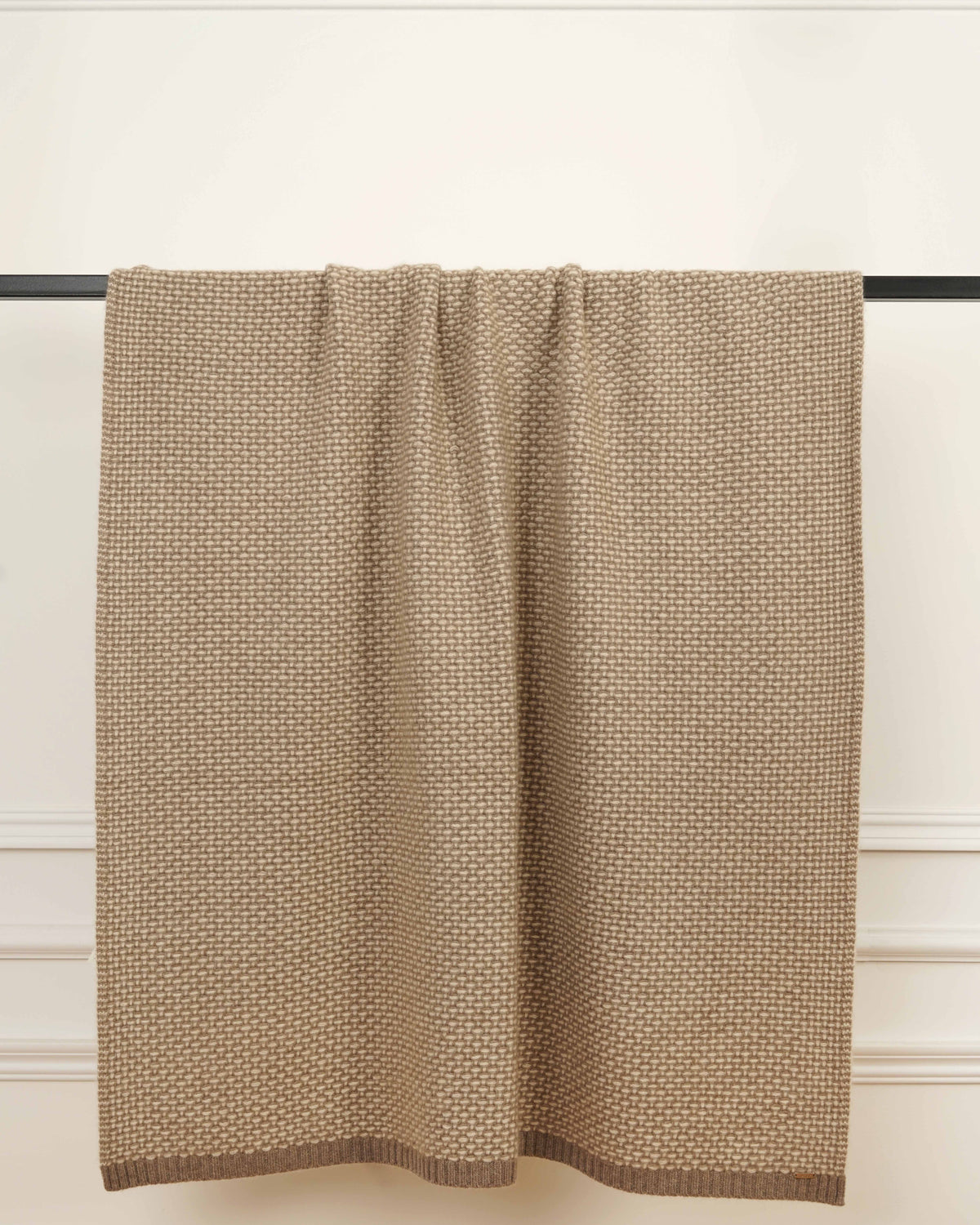 Taiga cashmere plaid i natural taupe og natural sand, hængende med tydeligt strikket mønster.