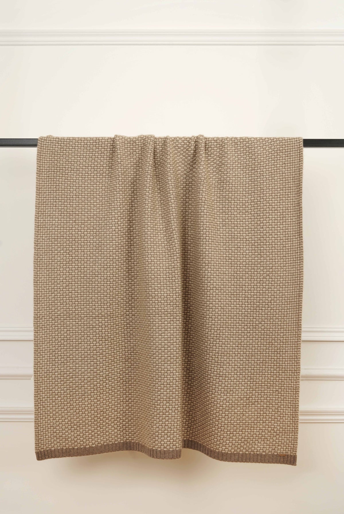 Taiga cashmere plaid i natural taupe og natural sand, hængende med tydeligt strikket mønster.