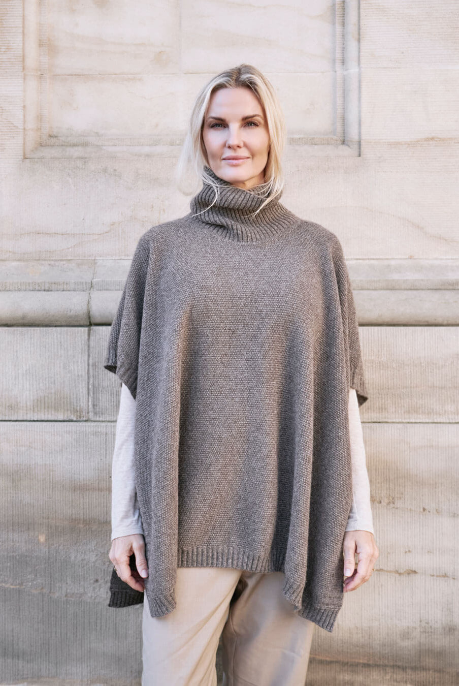 Model i Tara yakuld poncho med rullekrave.