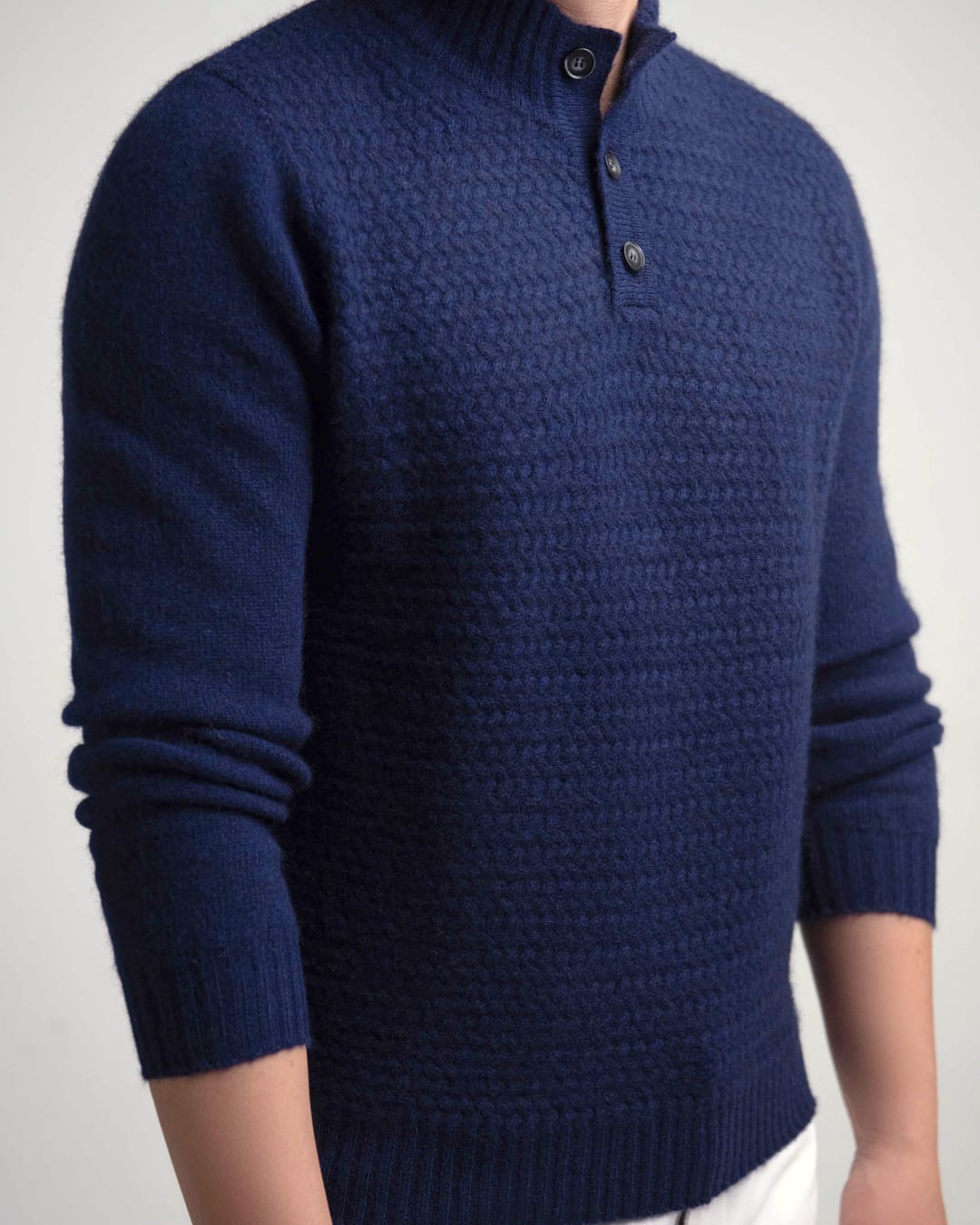 Model i Tengri trøje i cashmere, farve Cobalt blue