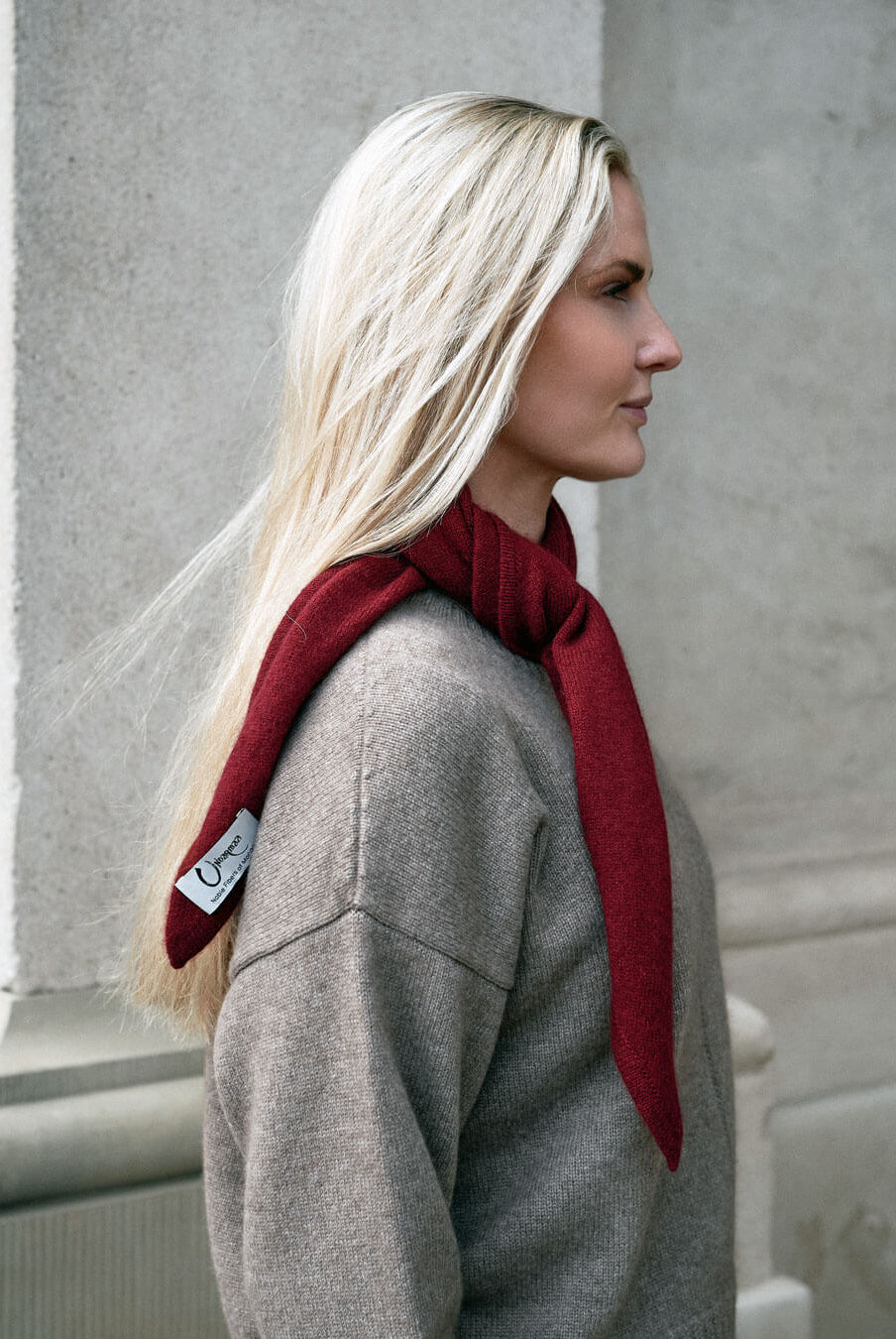 Trekantet cashmere tørklæde i farven Bordeaux.