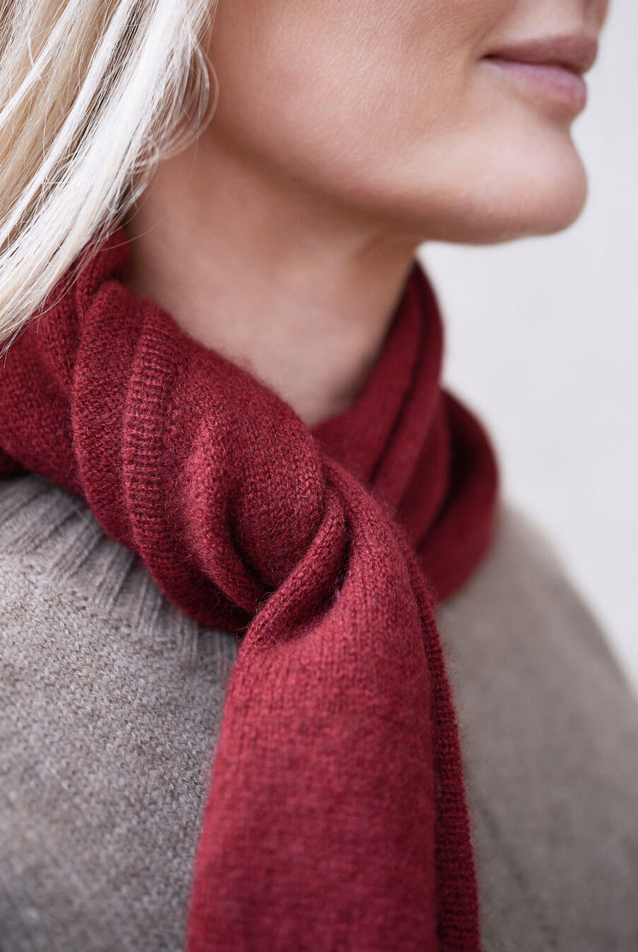 Nærbillede af trekantet cashmere tørklæde i farven Bordeaux.