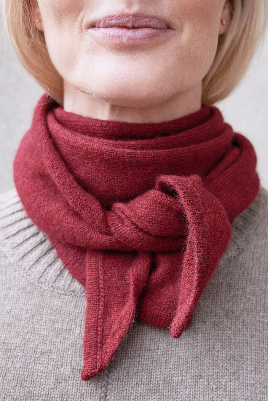 Closeup af trekantet cashmere tørklæde i farven Bordeaux.