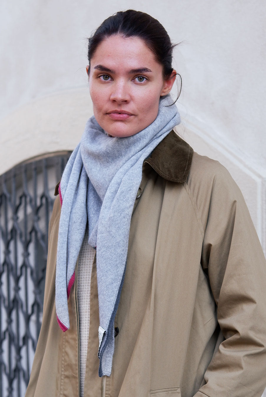 Model med Soft grey cashmere tørklæde med kanter.