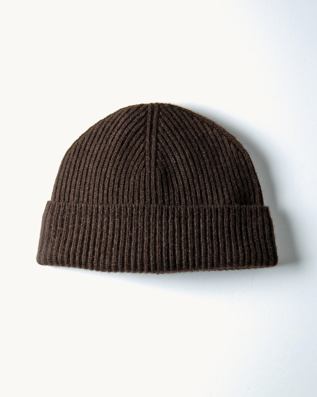 Tuul hue i natural dark brown, på lys baggrund