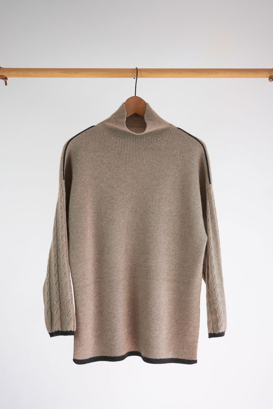 Tuya cashmere højhalset bluse u Natural Taupe hængende på bøjle.
