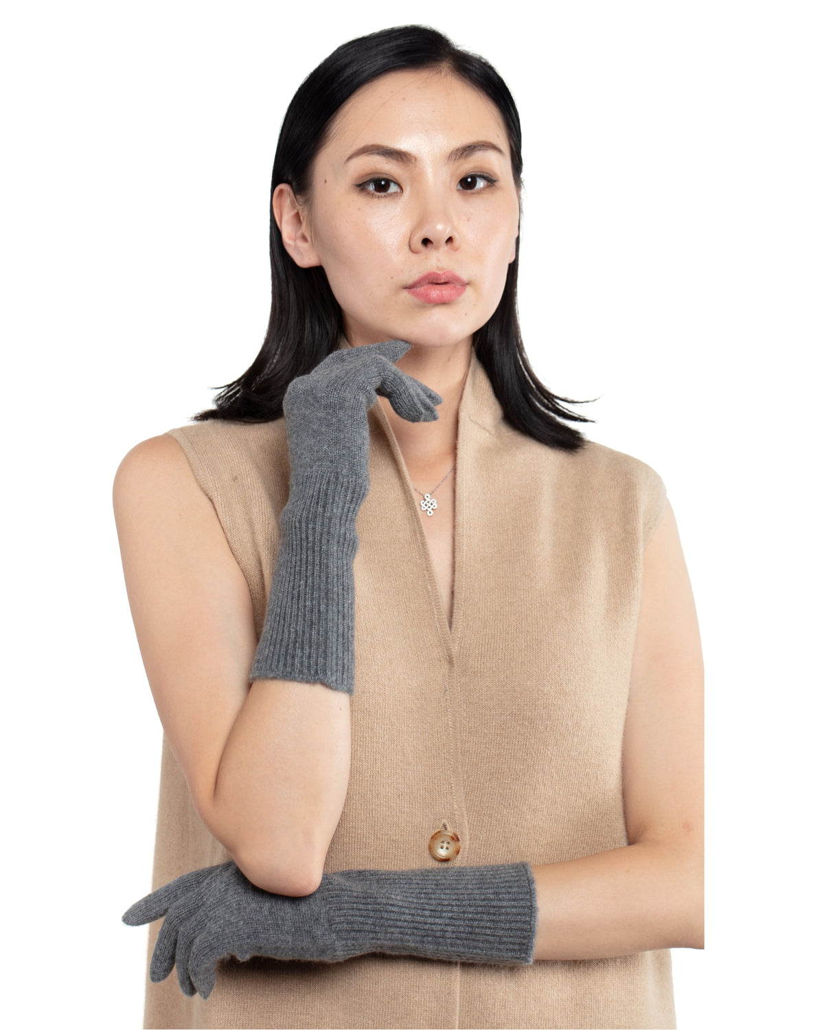 Model iført Undarmaa cashmere handsker i mørk grå.