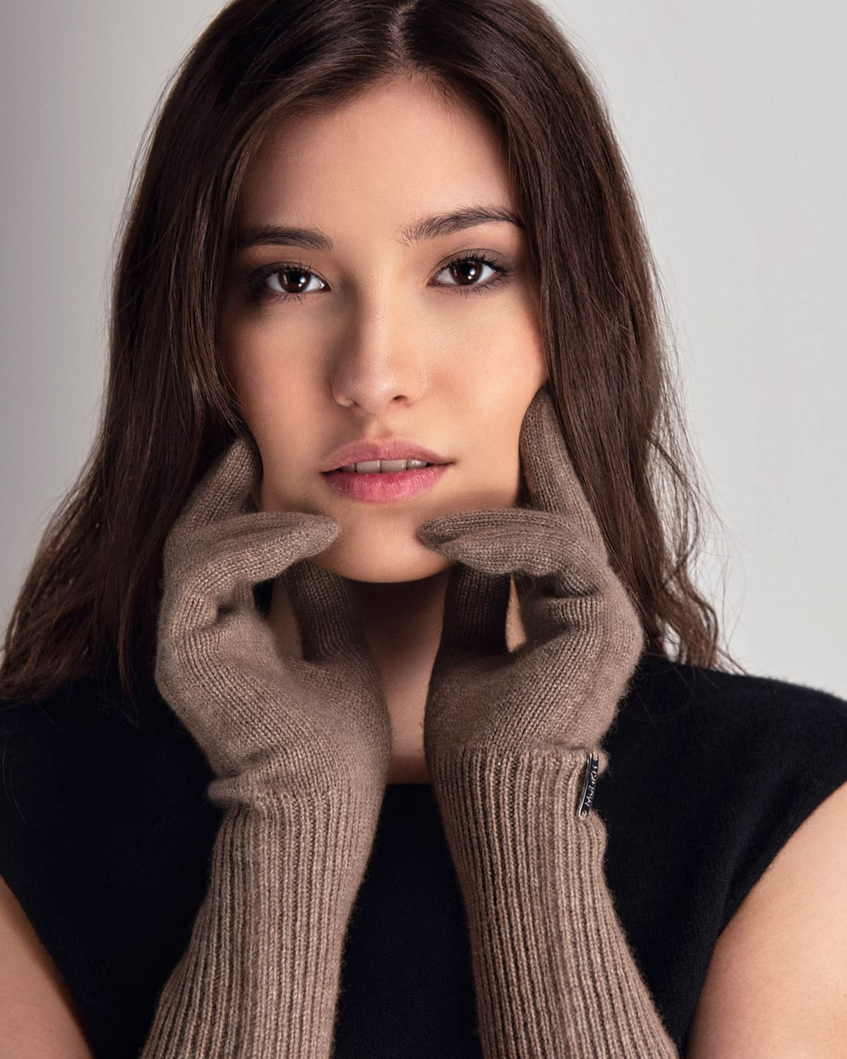 Model iført Undarmaa cashmere handsker i natural taupe.