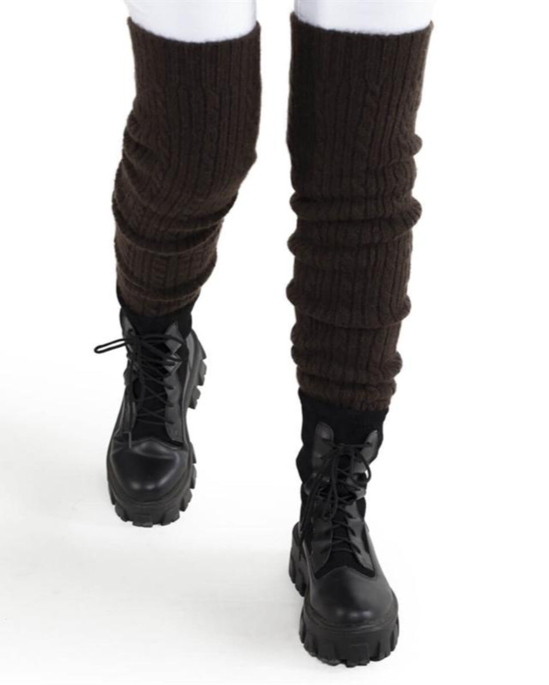 Model bærer de mørkebrune yakulds benvarmere.