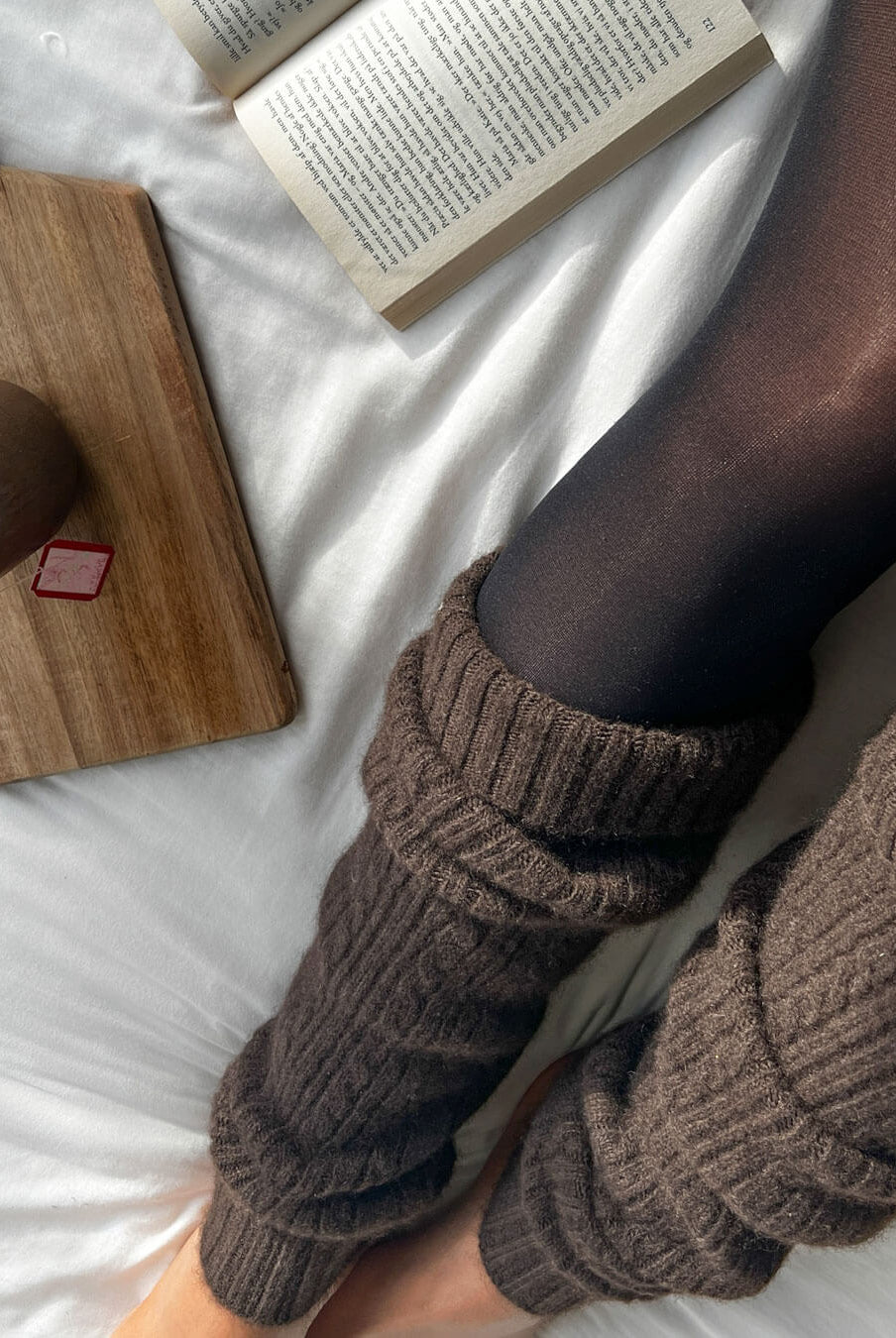 Model med Khatan yakuld benvarmere i yak mocha