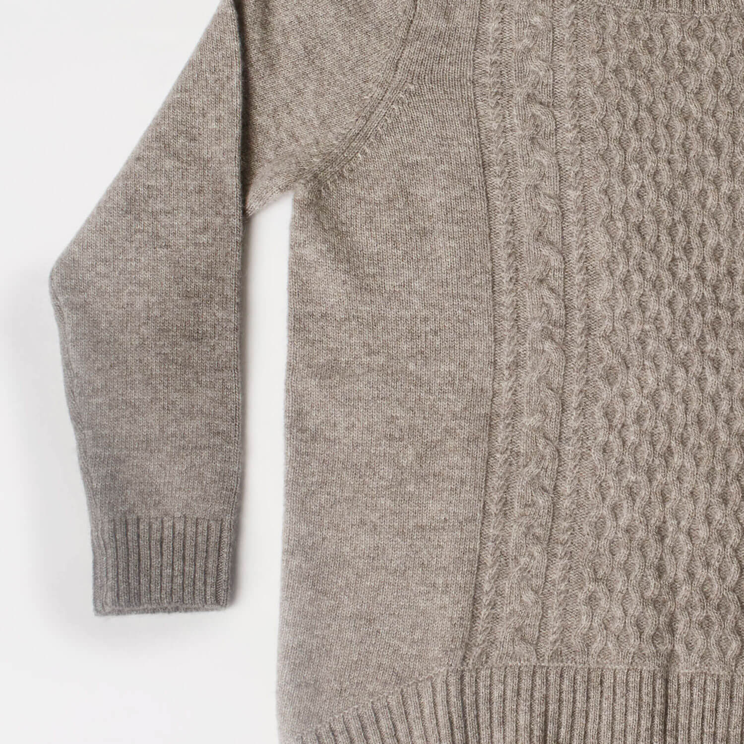 Nærbillede af den kabelstrikkede detalje på yakuld blusen.