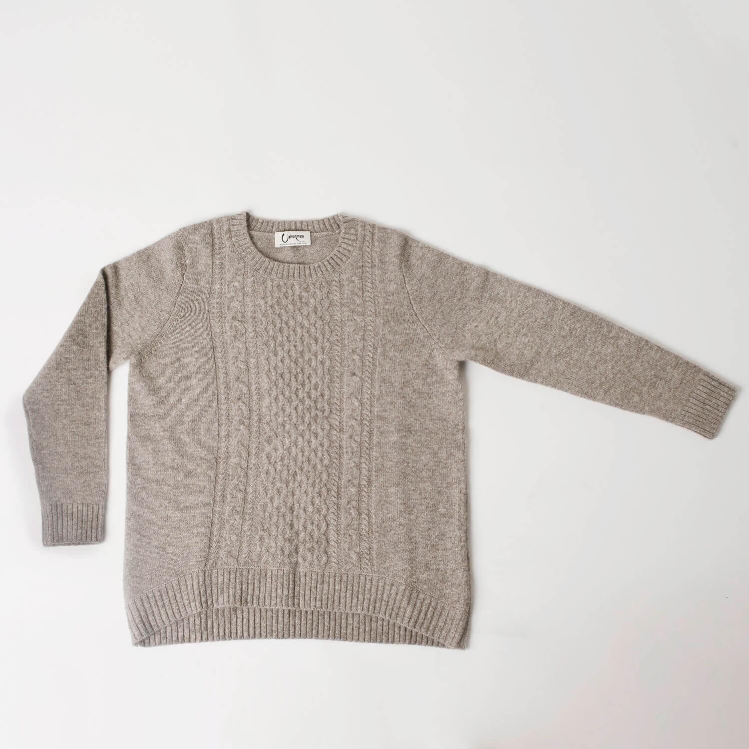 Eksklusiv yakuld bluse med kabelstrikket forstykke.