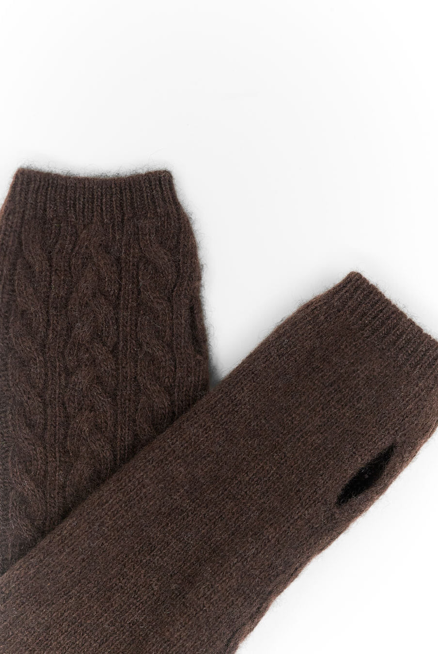 Yakuld håndledsvarmere i mørk dark brown, for- og bagside.