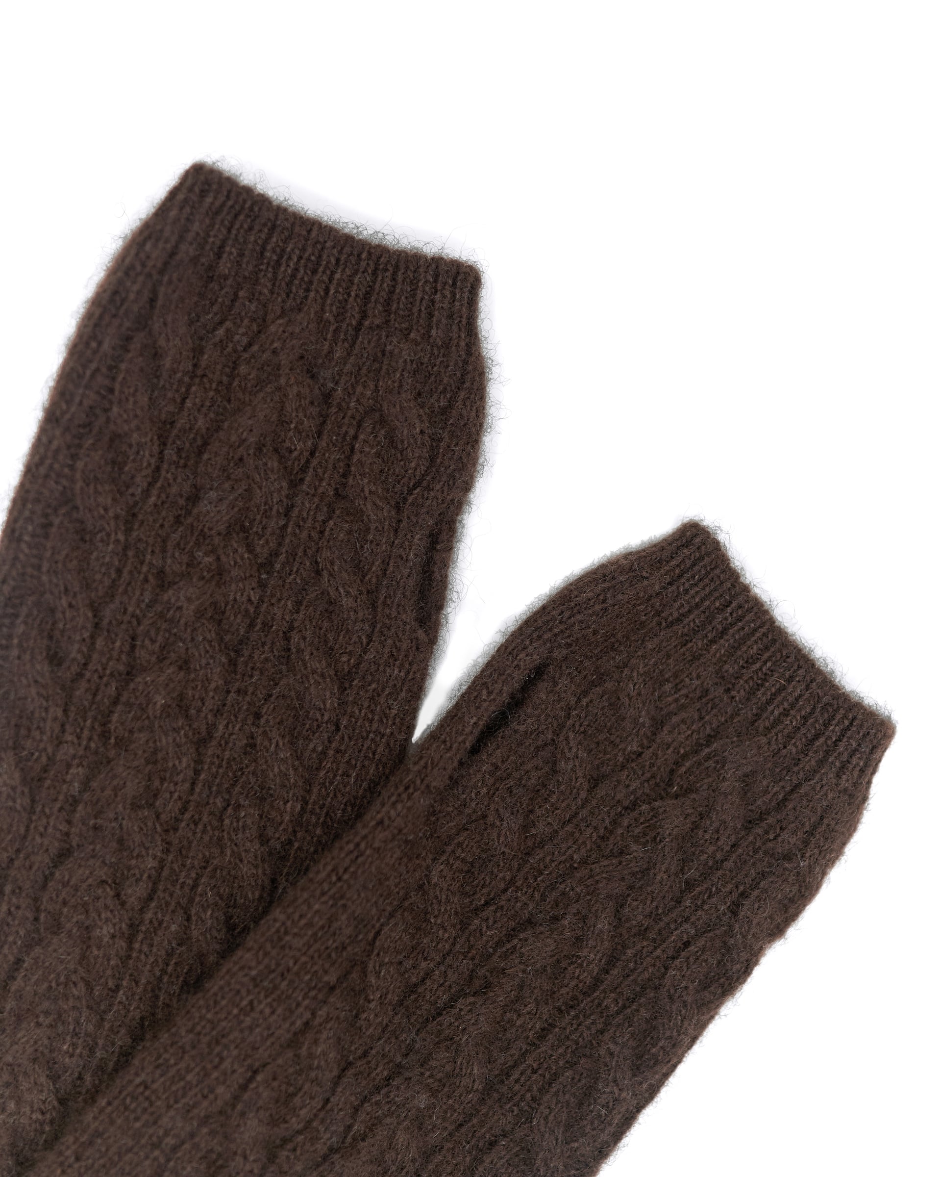 Nærbillede af kabelstrikken på yakuld håndledsvarmere i natural dark brown.