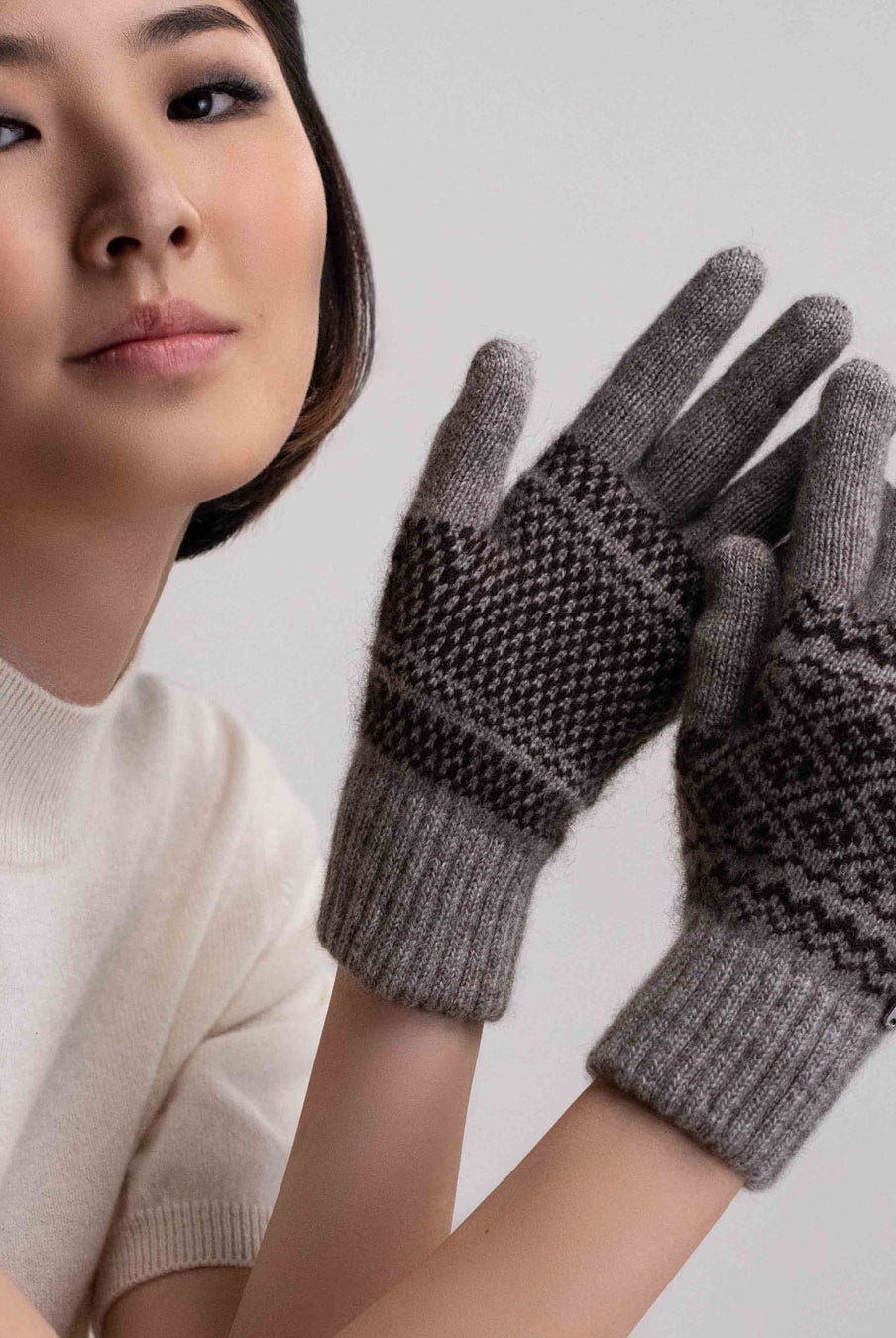 Tsolmon yakuld handsker i farverne Platinum Grey og Sort