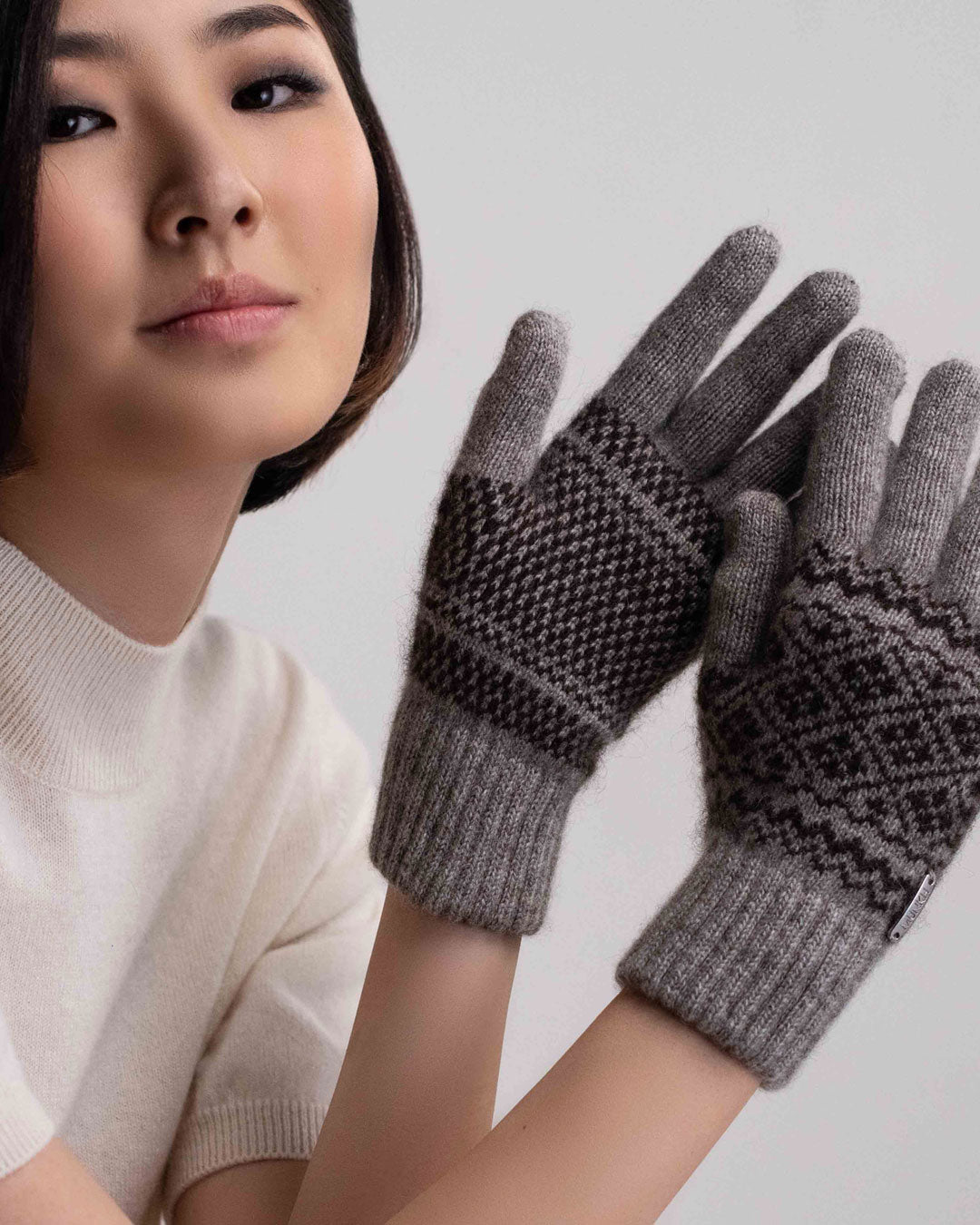 Tsolmon yakuld handsker i farverne Platinum Grey og Sort