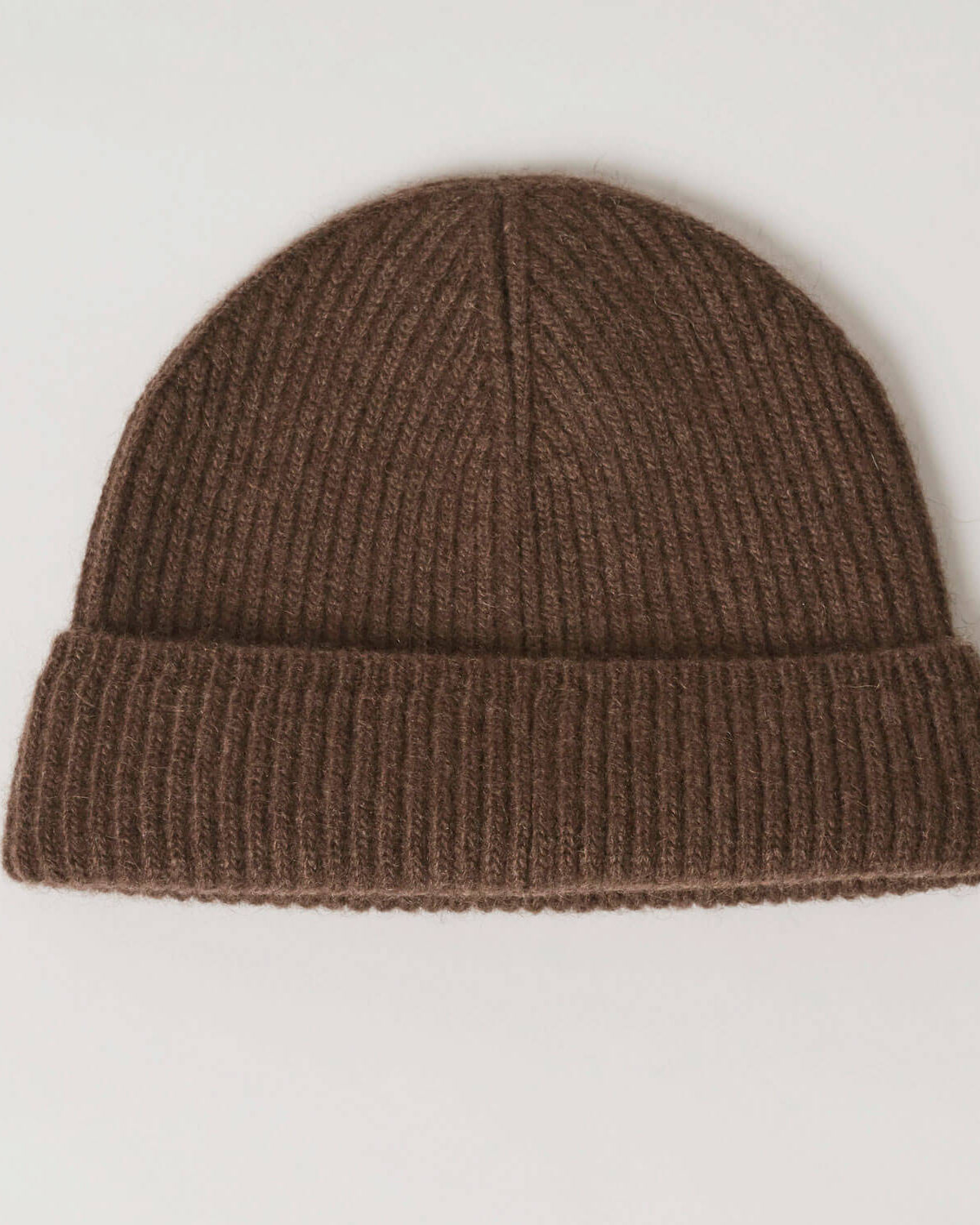 Närbild på en hatt av yakull i naturlig brun färg, som visar detaljerna i strukturen.
