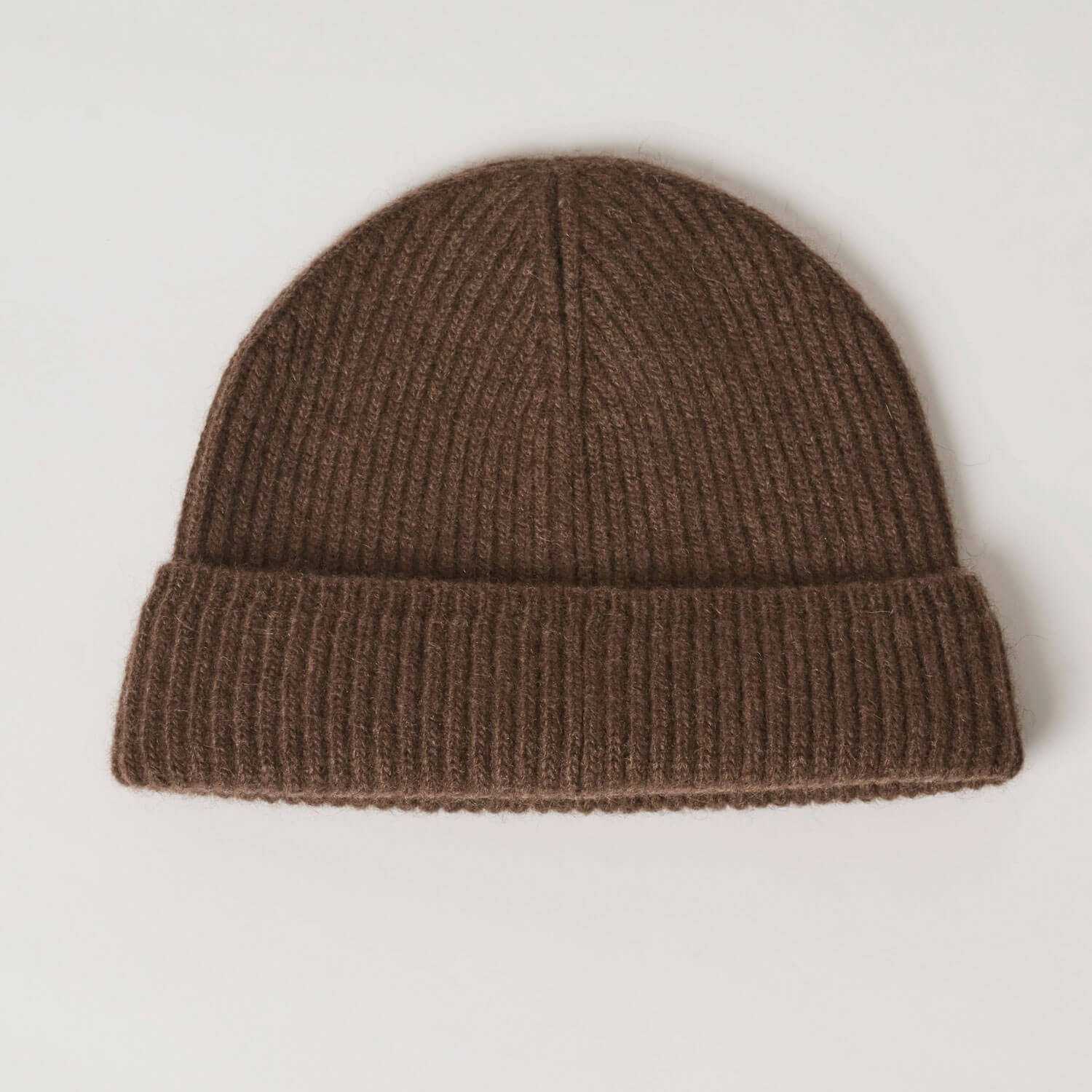 Nærbillede af yakuld hue i den brune naturfarve, der viser teksturens detaljer.