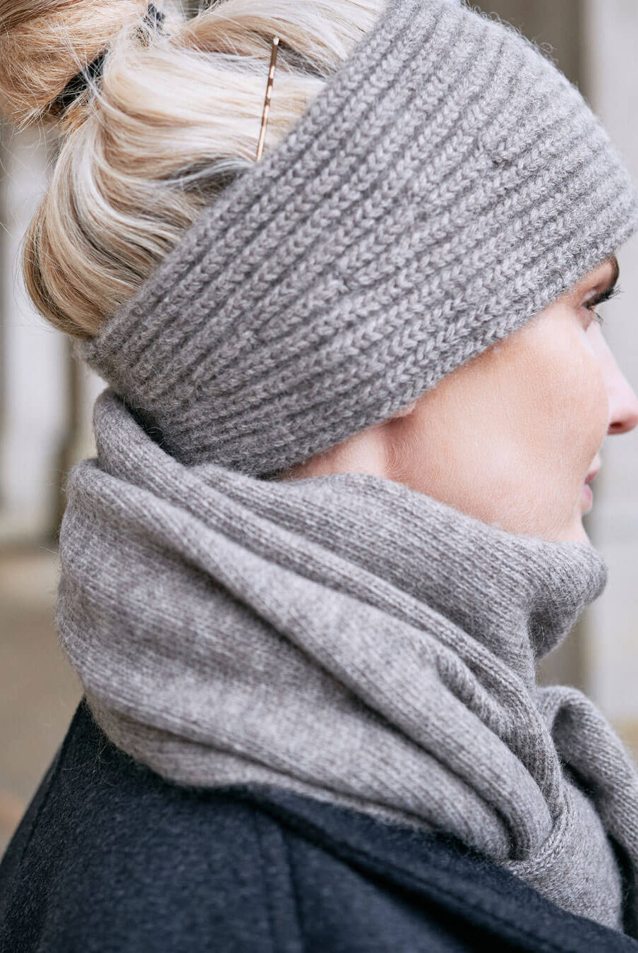 Model iført yak pandebånd i Platinum Grey – let og naturligt udtryk.