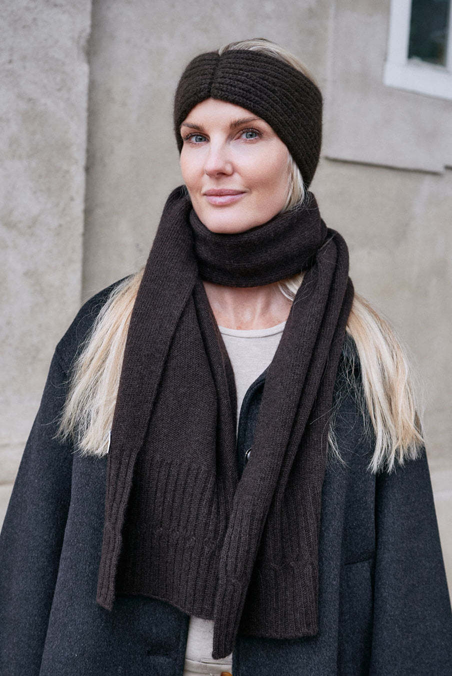 Model med suvd yakuld pandebånd i Yak Dark Brown, tydelig ribstruktur.