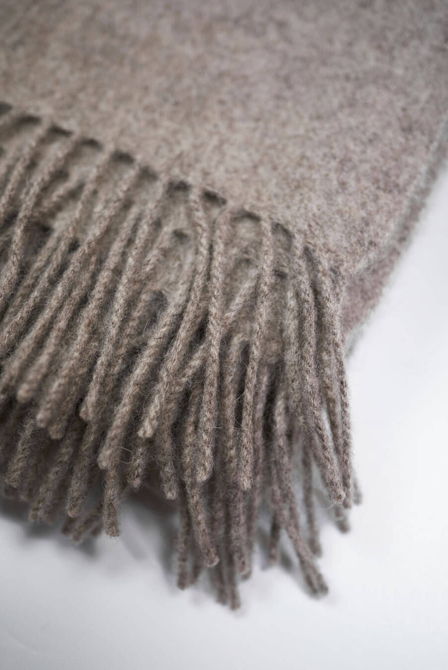 Detalje med frynser af vævet plaid i 100% yakuld, platinum grey.