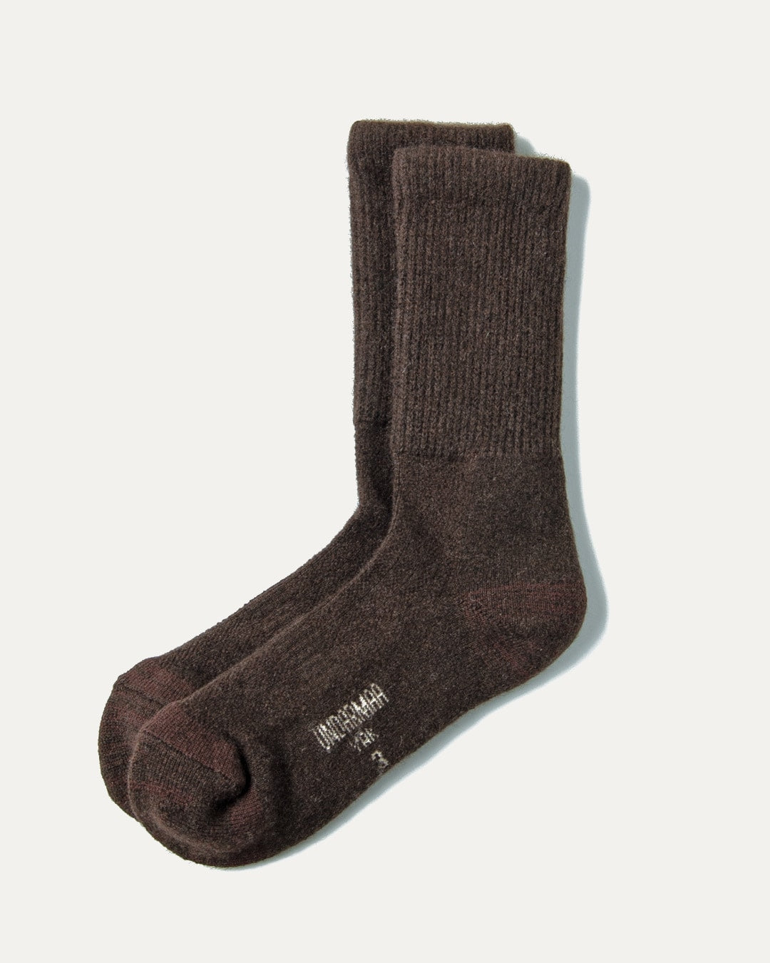 Dulaan sokker i yakuld, natural dark brown, på lys baggrund