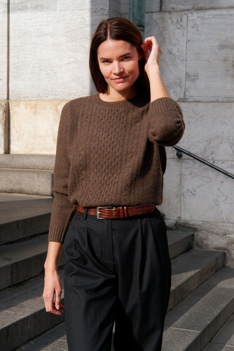 Model iført yakuld bluse i en mocha farve i 100% yakuld