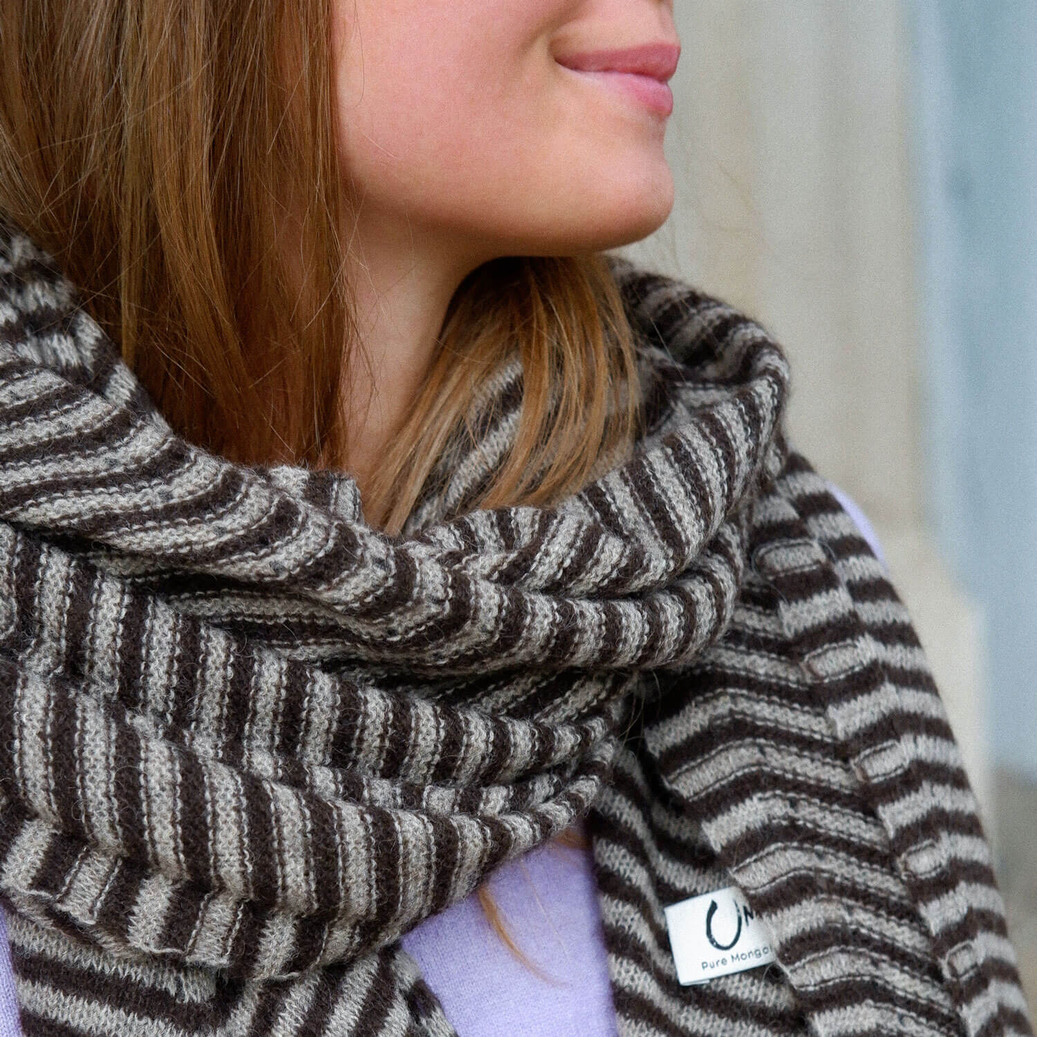 Nærbillede af det stribede mønster på yakuld tørklædet.