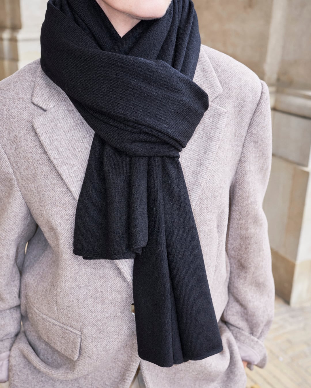 Nærbillede af knuden på det store tætstrikkede cashmere tørklæde i Black.