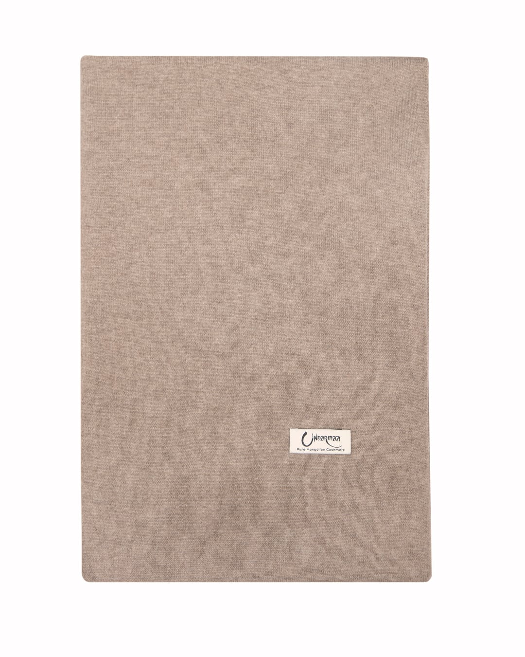 Det store naturfarvede cashmere tørklæde i mørk gråbeige ligger fladt.