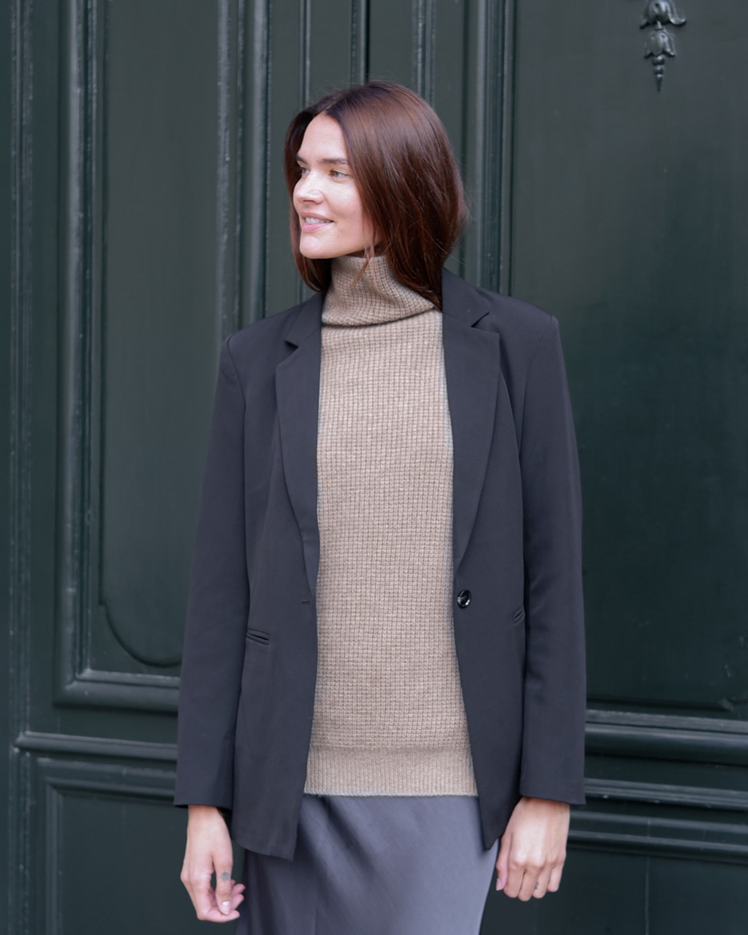 Kvinde iført Zaya turtleneck i Natural taupe cashmere.