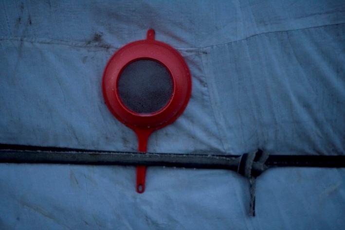 Foto fra bogen "Stemmer fra steppen", der viser en stegepande holdt fast af det reb, der går rundt om geren og holder den ydre dug på plads.