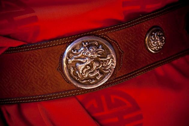 Foto fra bogen "Stemmer fra steppen", der viser et traditionelt mongolsk bæltespænde.