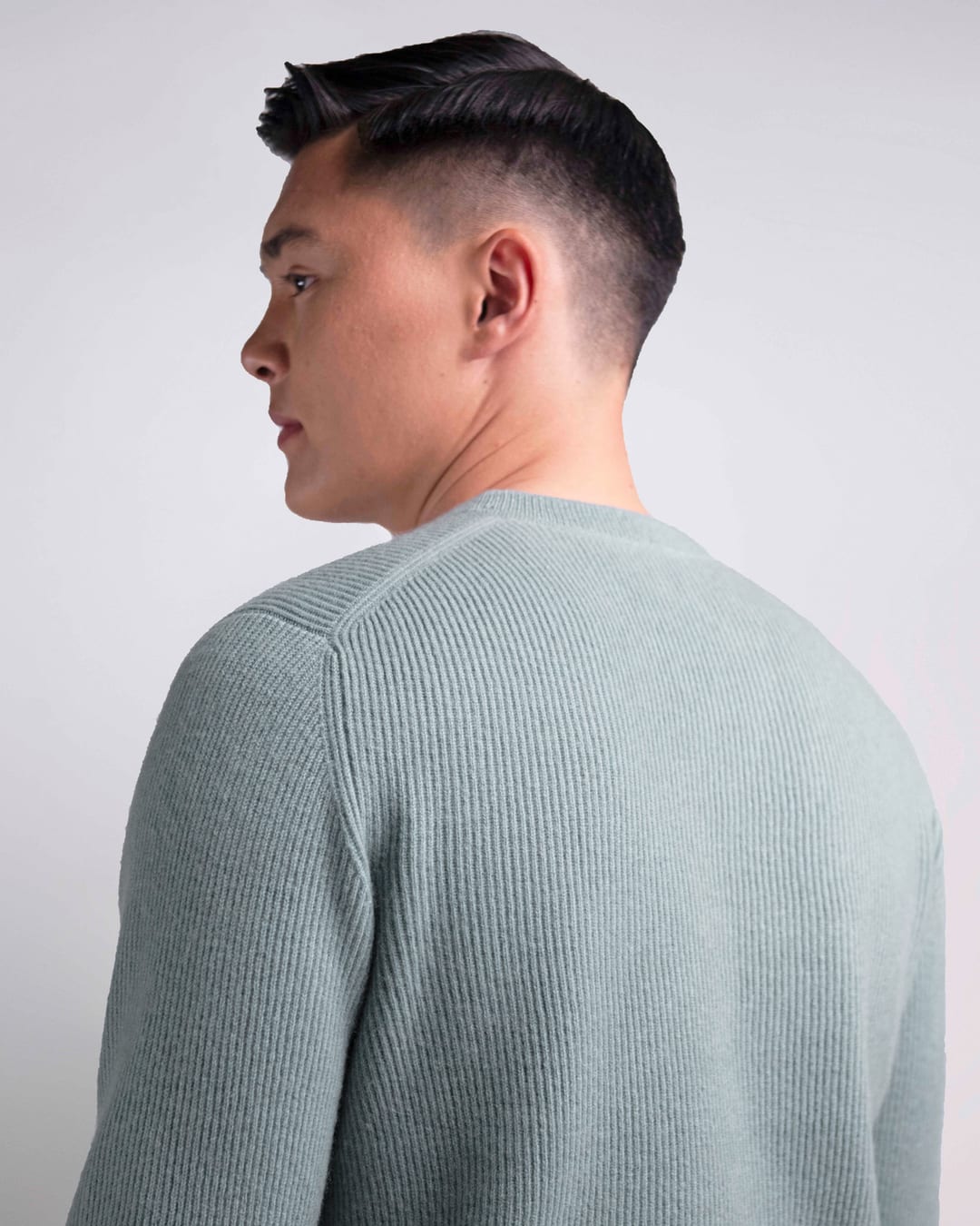 Model i Zorig sweater i cashmere, farve Beryl, set bagfra
