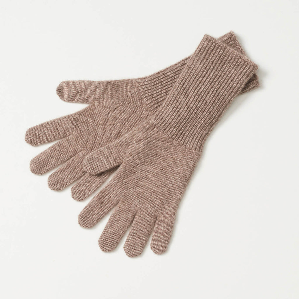 Undarmaa cashmere handsker i mørk beige præsenteret i et stilfuldt og varmt design.
