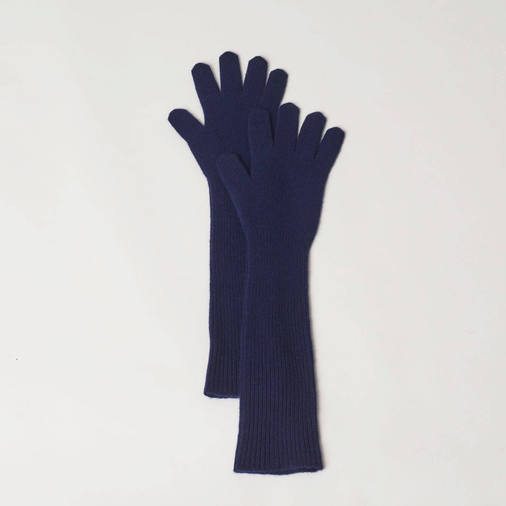 Lange cashmere handsker i en marineblå farve.