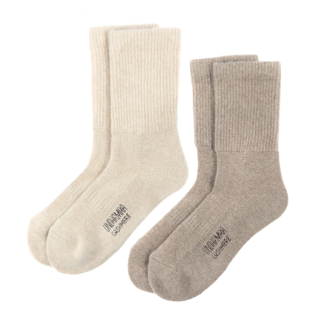 Lys og mørk grå cashmere sokker fra Undarmaa, placeret elegant på en lys baggrund.