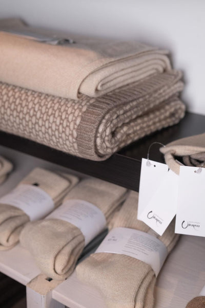 Sådan holder du din cashmere som ny: Den ultimative guide til rengøring af cashmere