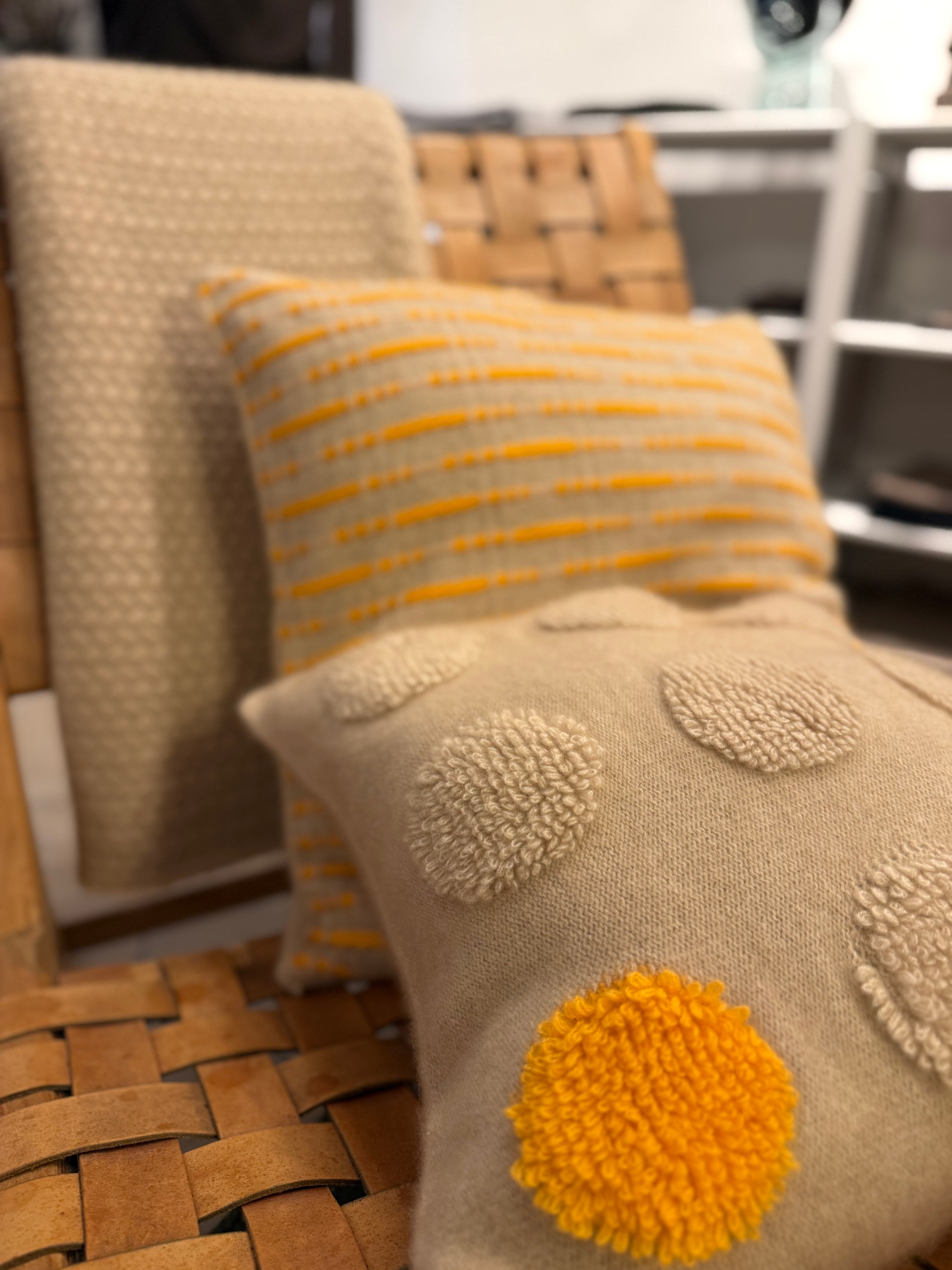Eksklusivt pudebetræk i 100% cashmere - lys beige med safran farvekontrast