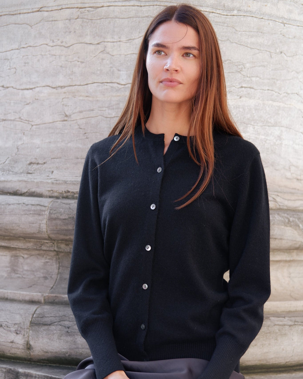 Model i ført sort cashmere cardigan fra Undarmaa