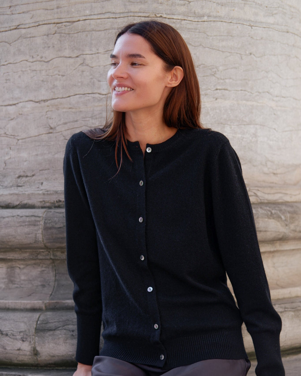 Model iført cashmere cardigan i 100% cashmere