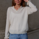 Kvinde iført cashmere bluse i med flæsedetaljer ved halsudskæring, Natural White.