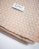 Detalje med logo af strikket plaid i 100% cashmere.
